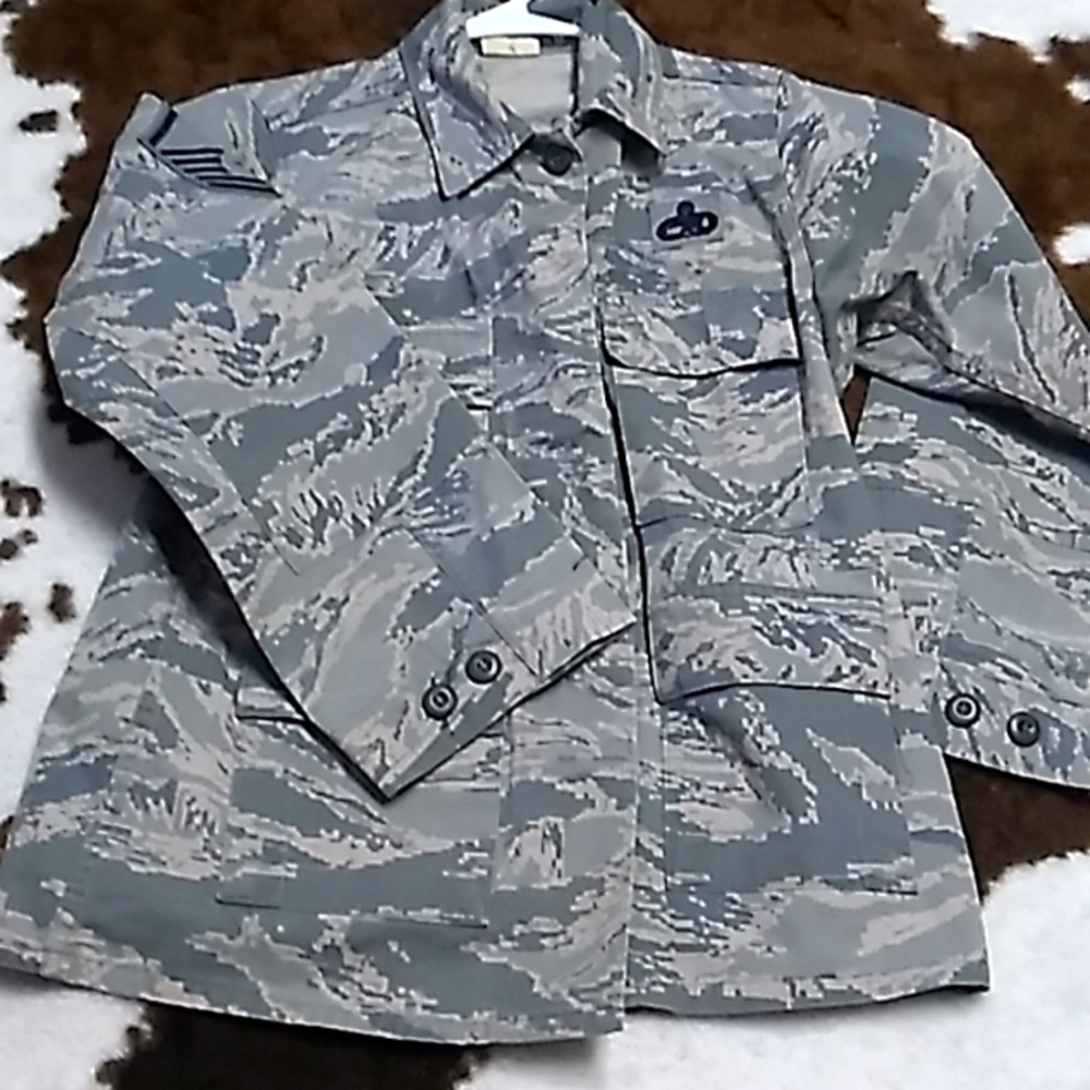 US Military Women's utility Jacket in size small 50% cotton 50% nylon camo 6S